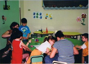 Bambini della scuola d'infanzia alle prese con gli origami